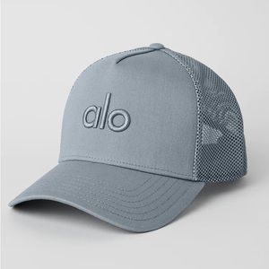 NWOT Alo Yoga District Trucker Hat